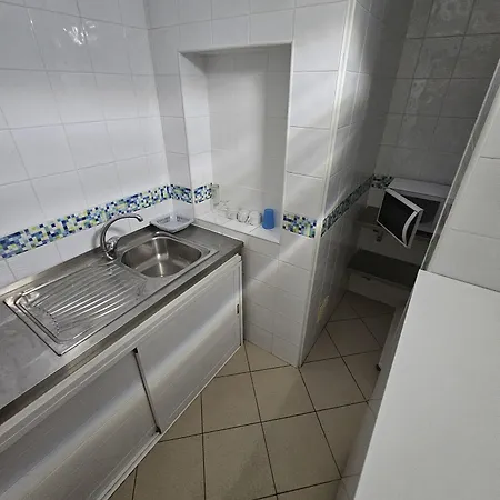 Adelaide 2* Фару